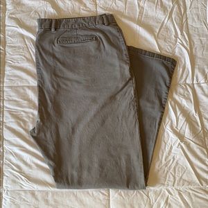Men’s Old Navy flat front chinos. Athletic fit.
